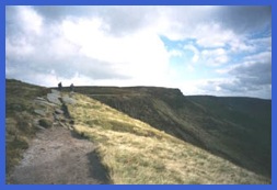 The path along the southern rim of the Kinder Plateau .