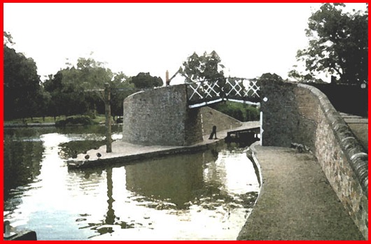 The Junction of the Stratford on Avon and Grand Union Canals at Kingswood.